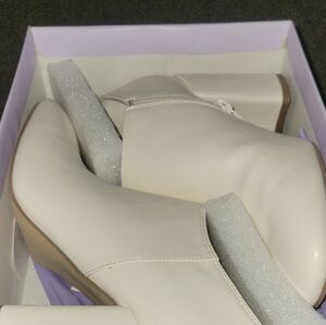 Madden Girl 8.5 Cream Ankle Booties